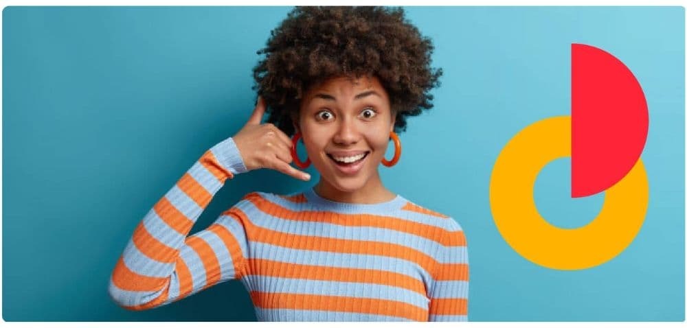 Femme souriante faisant un geste de téléphone, icône de contact ou service client.